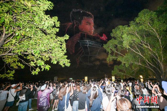夜空寄思念 香港上演无人机秀纪念张国荣诞辰70年