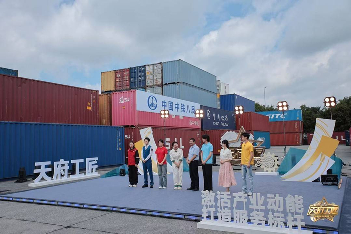 酒瓶叠挂、无人机闯关、脑机听音！天府工匠铁路港大秀绝活
