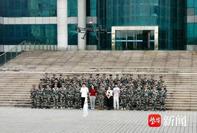 一份感恩礼“从天而降”！趣看新生用无人机为教官送惊喜