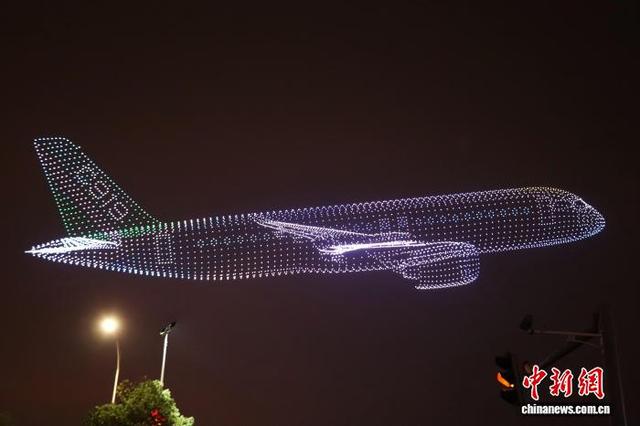 图为无人机编队在空中呈现出的“C919”。 熊锦阳 摄