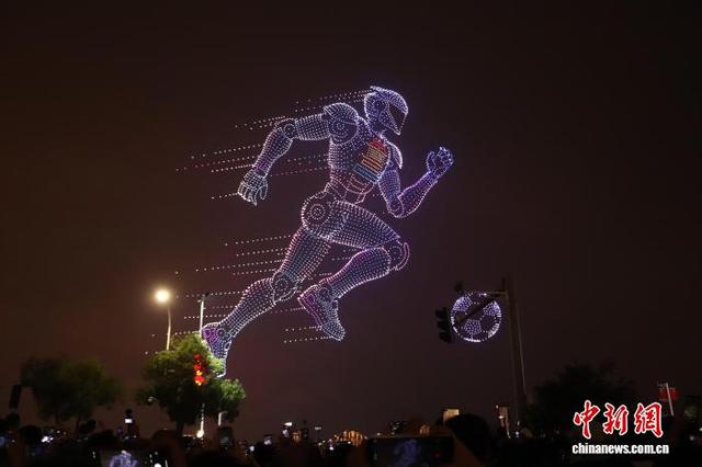 图为无人机编队在空中呈现主题图案。 熊锦阳 摄
