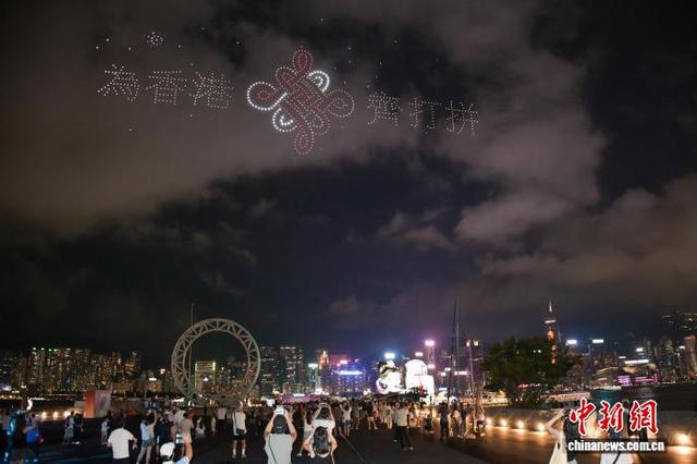 图为无人机表演呈现的“为香港齐打拼”的文字与图案。中新网记者 陈永诺 摄