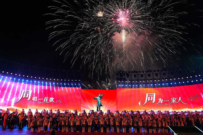 烟花无人机点亮聂耳故乡 玉溪举办国庆群众合唱活动
